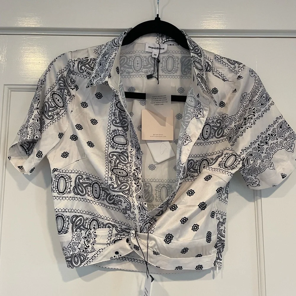 superdown Jenela Twist Front Shirt in Cream & Black NWT size XS - Picture 3 of 4